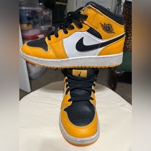 Air Jordan 1 Mid Taxi
"Reverse Yellow Toe" GS 5Y